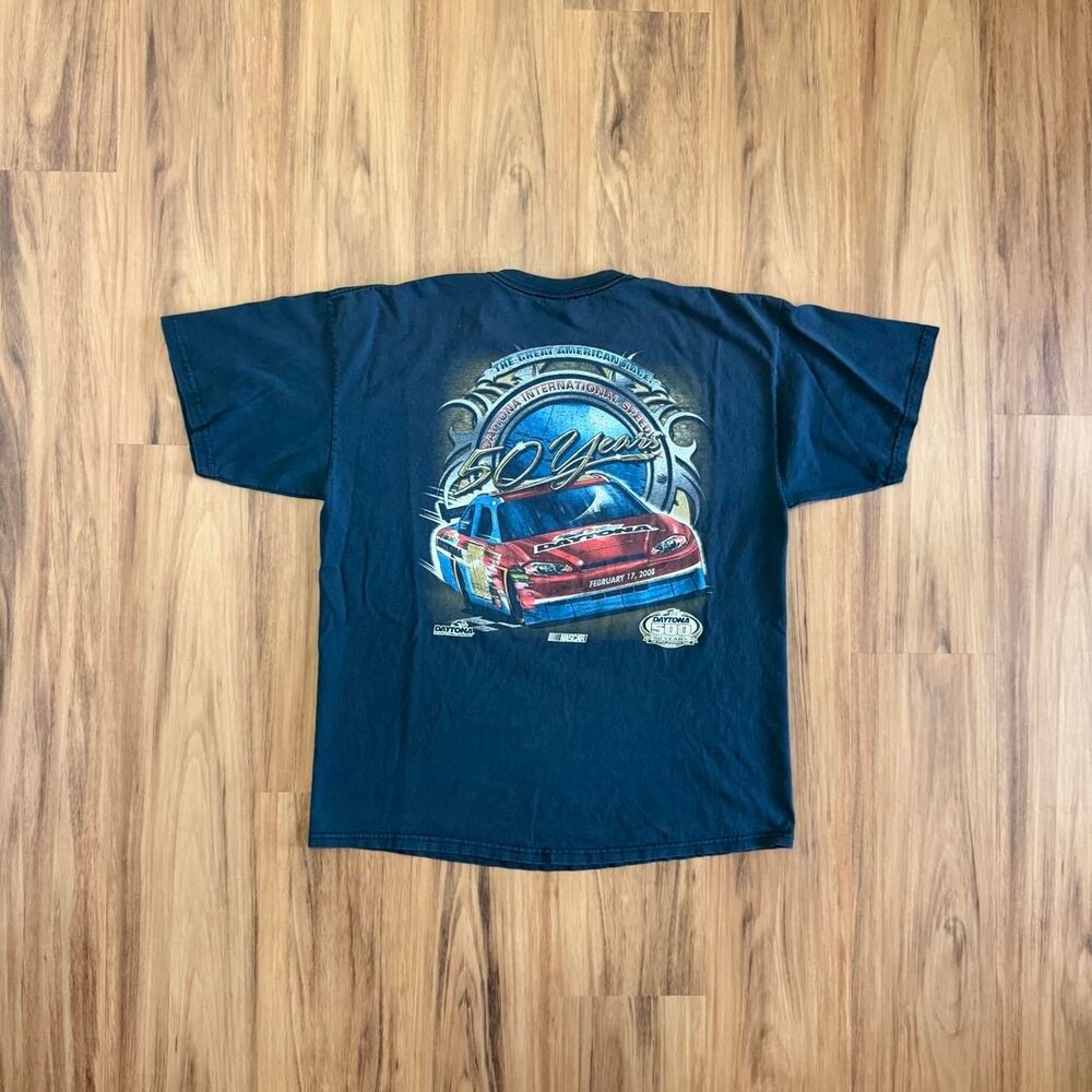 Vintage NASCAR Daytona 500 2008 Tee with red race car graphic Men’s Size Large